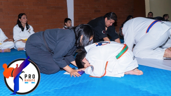 [Imagen:¡Diviértete, Aprende y Perfecciona! ¡Paga Q299 en Lugar de  Q615 por  Curso de Artes Marciales para Todas las Edades: 1 Mes de Clases de Karate, Kickboxing o Defensa Personal + Inscripción Gratis!]