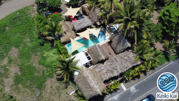 [Imagen:¡Escapada Perfecta a la Playa! ¡Paga Q365 en Vez de Q850 por 1 Noche para 2 Personas en Cabaña Tipo Hawaii con Baño Privado o Habitaciones Dobles con Baño Privado + Uso de Instalaciones: Piscina, Hamacas y Más!]
