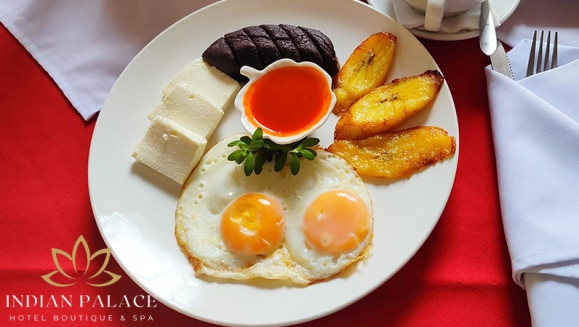 [Imagen:¡Paga Q799 en Vez de Q1,600 por Estadía Romántica para 2 Personas en Habitación Suite Deluxe + Desayunos + Decoración Romántica Standard: Pétalos de Rosa + Velas + Chocolates + 2 Copas de Vino!]