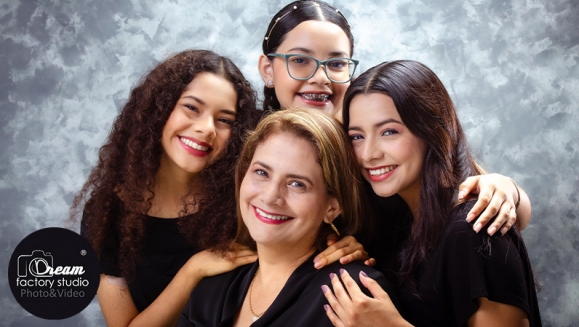 [Imagen:¡Paga $55 en Lugar de $120 por Sesión Fotográfica Profesional para 5 Personas que Incluye: 3 Fondos Diferentes + Edición de Fotografías + 30 fotografías en Formato Digital + Ampliación Fotográfica de 12 x 18 Pulgadas!]