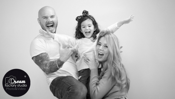 [Imagen:¡Paga $55 en Lugar de $120 por Sesión Fotográfica Profesional para 5 Personas que Incluye: 3 Fondos Diferentes + Edición de Fotografías + 30 fotografías en Formato Digital + Ampliación Fotográfica de 12 x 18 Pulgadas!]