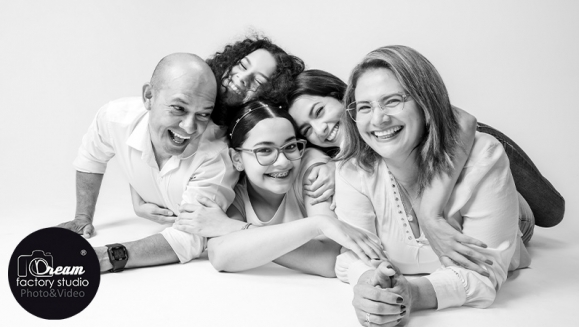 [Imagen:¡Paga $55 en Lugar de $120 por Sesión Fotográfica Profesional para 5 Personas que Incluye: 3 Fondos Diferentes + Edición de Fotografías + 30 fotografías en Formato Digital + Ampliación Fotográfica de 12 x 18 Pulgadas!]