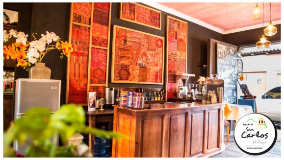 [Imagen:¡Paga Q499 en Lugar de Q855 por Estadía Romántica en Antigua para 2 con: Noche de Hospedaje + Decoración con Pétalos de Rosa + Fresas con Chocolate + 1 Botella de Vino Tinto + 2 Desayunos Típicos Chapines + Impuestos Incluidos!]