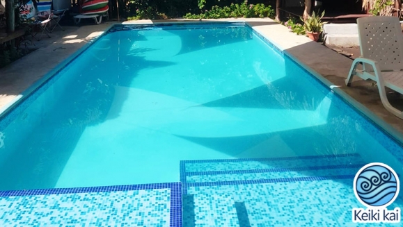 [Imagen:¡Escapada Perfecta a la Playa! ¡Paga Q375 en Vez de Q850 por 1 Noche para 2 Personas en Cabaña Tipo Hawaii con Baño Privado o Habitaciones Dobles con Baño Privado + 2 Desayunos + Uso de Instalaciones: Piscina, Hamacas y Más!]