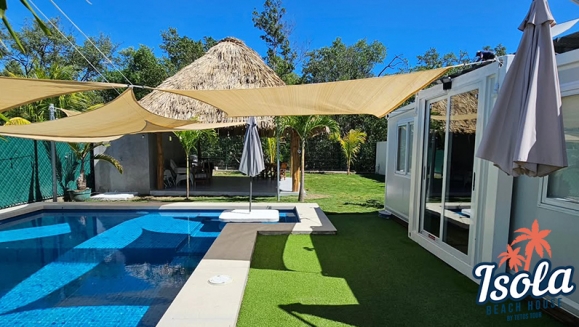 [Imagen:¡Disfruta la Playa en Isola Beach House, Costa del Sol! ¡Paga $125 en Lugar de $250 por Estadía de 1 Noche Para Hasta 9 Personas en Casa Totalmente Equipada, Disponible Solo de Lunes a Viernes!]