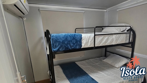 [Imagen:¡Disfruta la Playa en Isola Beach House, Costa del Sol! ¡Paga $125 en Lugar de $250 por Estadía de 1 Noche Para Hasta 9 Personas en Casa Totalmente Equipada, Disponible Solo de Lunes a Viernes!]