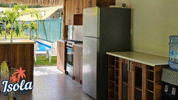 [Imagen:¡Disfruta la Playa en Isola Beach House, Costa del Sol! ¡Paga $125 en Lugar de $250 por Estadía de 1 Noche Para Hasta 9 Personas en Casa Totalmente Equipada, Disponible Solo de Lunes a Viernes!]