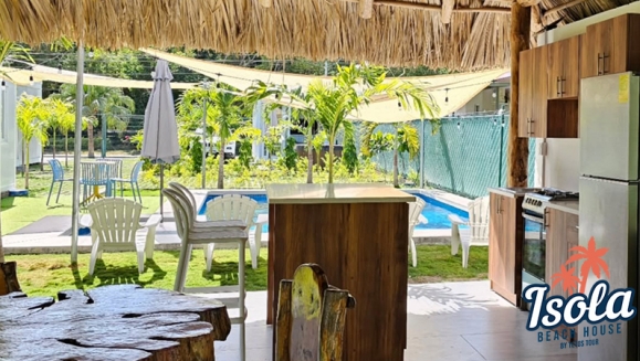[Imagen:¡Disfruta la Playa en Isola Beach House, Costa del Sol! ¡Paga $125 en Lugar de $250 por Estadía de 1 Noche Para Hasta 9 Personas en Casa Totalmente Equipada, Disponible Solo de Lunes a Viernes!]
