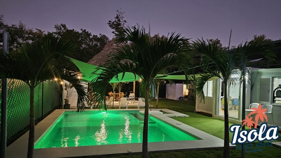 [Imagen:¡Disfruta la Playa en Isola Beach House, Costa del Sol! ¡Paga $125 en Lugar de $250 por Estadía de 1 Noche Para Hasta 9 Personas en Casa Totalmente Equipada, Disponible Solo de Lunes a Viernes!]