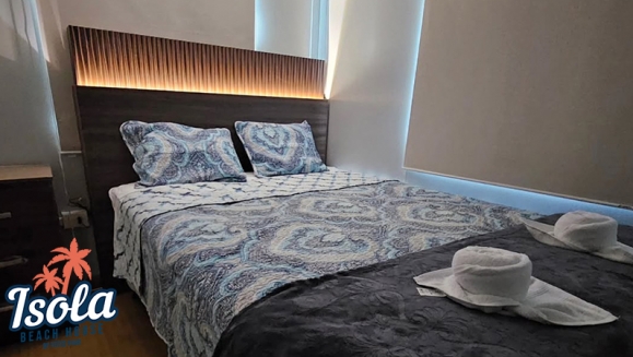 [Imagen:¡Disfruta la Playa en Isola Beach House, Costa del Sol! ¡Paga $125 en Lugar de $250 por Estadía de 1 Noche Para Hasta 9 Personas en Casa Totalmente Equipada, Disponible Solo de Lunes a Viernes!]