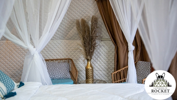 [Imagen:¡Glamping en Domo de Lujo! ¡Paga $90 en Lugar de $150 por Estadía Para 2 Personas en Domo Totalmente Equipado Con: Cocina, Baño Privado, Cama Doble, Aire Acondicionado, Jacuzzi, Áreas Para el Descanso y Más!]