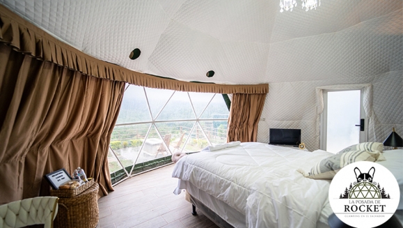 [Imagen:¡Glamping en Domo de Lujo! ¡Paga $90 en Lugar de $150 por Estadía Para 2 Personas en Domo Totalmente Equipado Con: Cocina, Baño Privado, Cama Doble, Aire Acondicionado, Jacuzzi, Áreas Para el Descanso y Más!]
