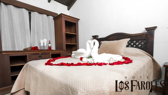 [Imagen:¡Paga Q699 en Vez de Q1,100 por Estadía Romántica para 2 Personas que Incluye: Noche de Hospedaje en Hotel Los Faroles en Cobán + Decoración Romántica con Pétalos de Rosa + Vino + 2 Desayunos!]