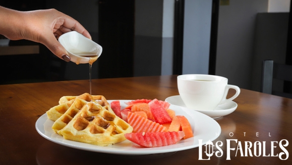 [Imagen:¡Paga Q699 en Vez de Q1,100 por Estadía Romántica para 2 Personas que Incluye: Noche de Hospedaje en Hotel Los Faroles en Cobán + Decoración Romántica con Pétalos de Rosa + Vino + 2 Desayunos!]
