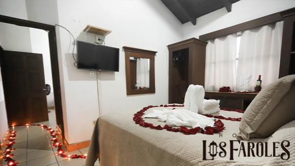 [Imagen:¡Paga Q699 en Vez de Q1,100 por Estadía Romántica para 2 Personas que Incluye: Noche de Hospedaje en Hotel Los Faroles en Cobán + Decoración Romántica con Pétalos de Rosa + Vino + 2 Desayunos!]
