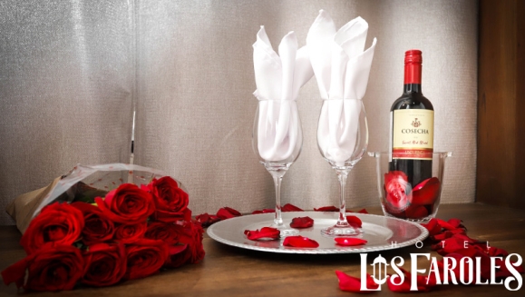 [Imagen:¡Paga Q699 en Vez de Q1,100 por Estadía Romántica para 2 Personas que Incluye: Noche de Hospedaje en Hotel Los Faroles en Cobán + Decoración Romántica con Pétalos de Rosa + Vino + 2 Desayunos!]