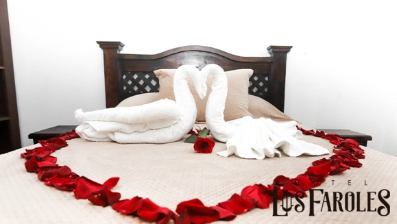 [Imagen:¡Paga Q699 en Vez de Q1,100 por Estadía Romántica para 2 Personas que Incluye: Noche de Hospedaje en Hotel Los Faroles en Cobán + Decoración Romántica con Pétalos de Rosa + Vino + 2 Desayunos!]