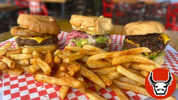 [Imagen:¡Paga $23 en Lugar de $43.75 por 3 Hamburguesas XL + 3 Papas + 3 Sodas +  10 Alitas con Papas o Nachos Grandes + 2 Cafés Americanos!]