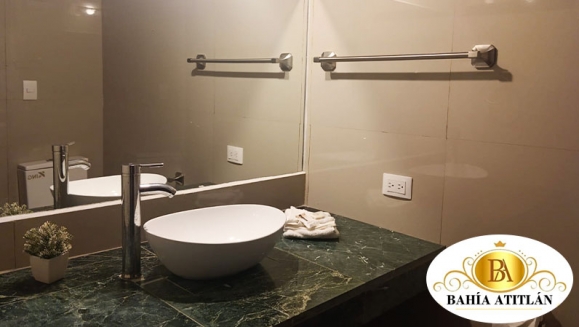 [Imagen:¡Inolvidable Estadía en Atitlán! ¡Paga Q350 en Lugar de Q650 por Estadía para 2 Personas en Habitación Doble + Uso de Piscina, Vista al Lago y Volcanes, Acceso a Playa Privada y Área Verde + Impuestos Incluidos!]