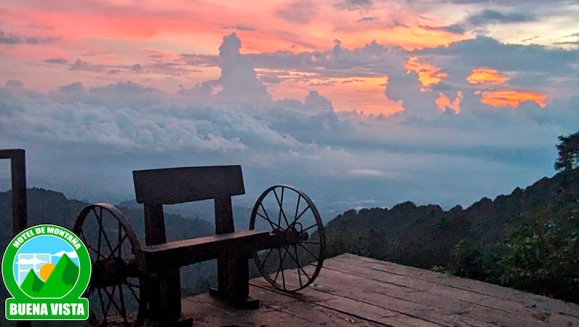 [Imagen:¡Conéctate con la Naturaleza en Miramundo, Chalatenango! ¡Paga $42 en Lugar de $80 por Estadía de 1 Noche para 4 Personas + Almuerzos: 4 Hamburguesas con Papas Fritas y 4 Bebidas!]