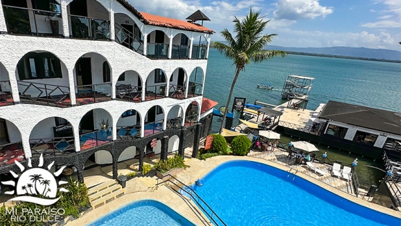 [Imagen:¡Paga Q1,500 en Lugar de Q2,500 por Estadía de 3 Días y 2 Noches Para 2 Personas en Río Dulce: Habitación Suite Junior con A/C + 2 Desayunos + Jacuzzi Privado + Piscinas + Balcón con Vista Panorámica + Ingreso a Museo y Más!]