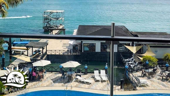 [Imagen:¡Paga Q1,500 en Lugar de Q2,500 por Estadía de 3 Días y 2 Noches Para 2 Personas en Río Dulce: Habitación Suite Junior con A/C + 2 Desayunos + Jacuzzi Privado + Piscinas + Balcón con Vista Panorámica + Ingreso a Museo y Más!]