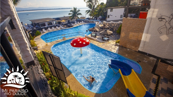 [Imagen:¡Paga Q1,500 en Lugar de Q2,500 por Estadía de 3 Días y 2 Noches Para 2 Personas en Río Dulce: Habitación Suite Junior con A/C + 2 Desayunos + Jacuzzi Privado + Piscinas + Balcón con Vista Panorámica + Ingreso a Museo y Más!]