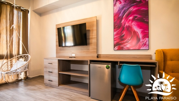 [Imagen:¡Paga Q450 en Lugar de Q750 por Estadía de 1 Noche Para 2 Personas en Monterrico: Habitación Deluxe King con A/C + 1 Cama King + Ducha y Baño Privado + Televisión + Piscinas + Acceso a Playa Privada y Más!]