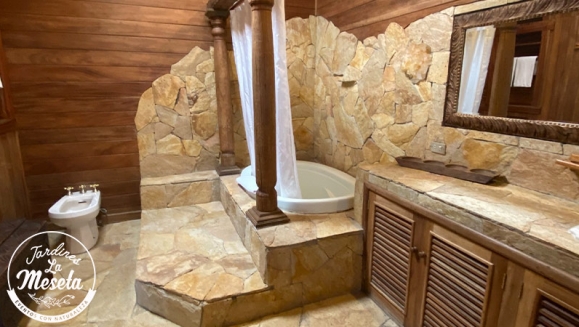 [Imagen:¡Paga Q559 en Lugar de Q1,600 por Romántica Estadía para 2 en Cabaña con Chimenea y Tina + 2 Desayunos Europeos! ¡A Solo 10 Minutos de La Antigua!]