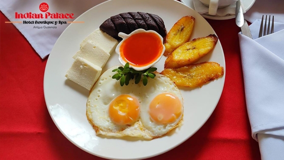 [Imagen:¡Paga Q799 en Lugar de Q1,600 por Estadía Romántica para 2 Personas en Habitación Suite Deluxe + Desayunos + Decoración Romántica Standard: Pétalos de Rosa + Velas + Chocolates + 2 Cocteles!]