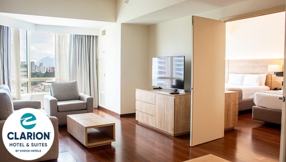 [Imagen:¡Vive el Confort del Clarion Hotel &amp; Suites Guatemala! ¡Paga Q879 en Lugar de Q1,160 por Estadía de Fin de Semana en Suite Deluxe Doble Hasta Para 2 Adultos y Hasta 2 Niños + Desayunos!]