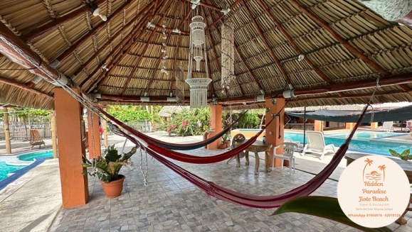 [Imagen:¡Descubre un Paraíso Tropical en Playa Barra del Jiote! ¡Paga Q699 en Vez de Q1,400 por Estadía Para 2 Personas en Habitación Doble con AC + Piscinas + Jacuzzis + Playa + Traslado Exclusivo en Lancha con Recorrido Panorámico entre Manglares y Más!]