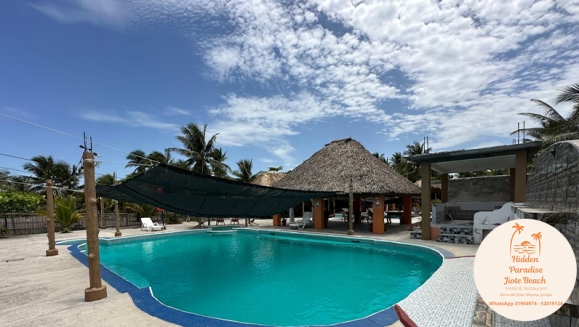 [Imagen:¡Descubre un Paraíso Tropical en Playa Barra del Jiote! ¡Paga Q699 en Vez de Q1,400 por Estadía Para 2 Personas en Habitación Doble con AC + Piscinas + Jacuzzis + Playa + Traslado Exclusivo en Lancha con Recorrido Panorámico entre Manglares y Más!]