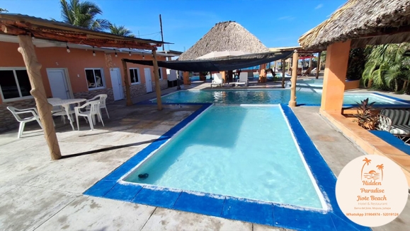 [Imagen:¡Descubre un Paraíso Tropical en Playa Barra del Jiote! ¡Paga Q699 en Vez de Q1,400 por Estadía Para 2 Personas en Habitación Doble con AC + Piscinas + Jacuzzis + Playa + Traslado Exclusivo en Lancha con Recorrido Panorámico entre Manglares y Más!]