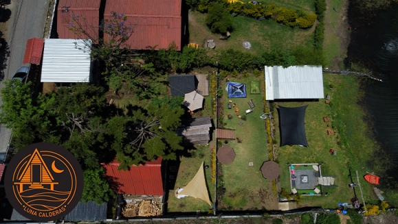 [Imagen:¡Paga Q499 en Lugar de Q1,000 por Estadía para 4 Personas en Habitación Tipo Cabaña + Uso de Lancha de Remos + Uso de Instalaciones (Jardines, Hamacas, Fogata y Juegos de Mesa) + Impuestos Incluidos!]