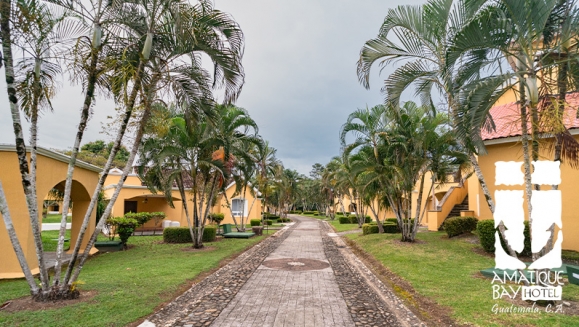 [Imagen:¡Escapada 5 Estrellas en Amatique Bay Hotel! ¡Paga Q829 en Lugar de Q1,061 por Estadía en Habitación Studio Sencilla o Doble Para 2 Adultos y Hasta 2 Niños + Desayunos + Uso Ilimitado de Instalaciones + Impuestos Incluidos!]