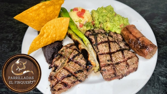 [Imagen:¡Paga Q199 en Lugar de Q340 por Parrillada Para 2 Personas Con: Lomito + Chorizo Argentino + Ensalada Para Compartir + 2 Guarniciones a Elección + Bebida + 2 Cafés + 2 Postres de Borrachito!]