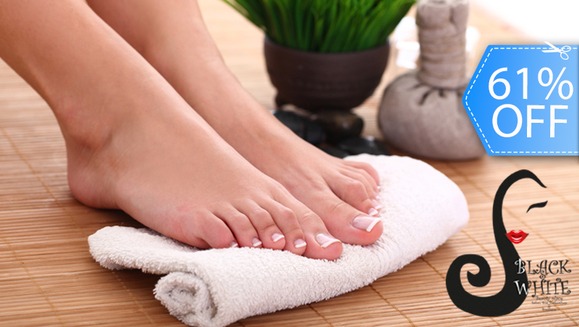 [Imagen:¡Paga Q79 en vez de Q200 por Pedicure Clínico en Seco con Evaluación, Desinfección, Limpieza de Canales, Recorte y Limado de Uñas, Eliminación de Cutícula y Callosidades, Exfoliación, Crema Hidratante y Brillo Fortalecedor de Uñas en Black and White!]