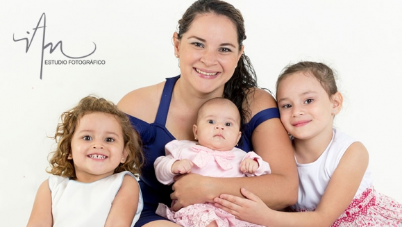 [Imagen:¡Paga $20 en Lugar de $50 por Sesión Fotográfica Profesional de 45 Minutos en Estudio hasta para 5 Personas + 25 Fotografías Editadas en Formato Digital!]